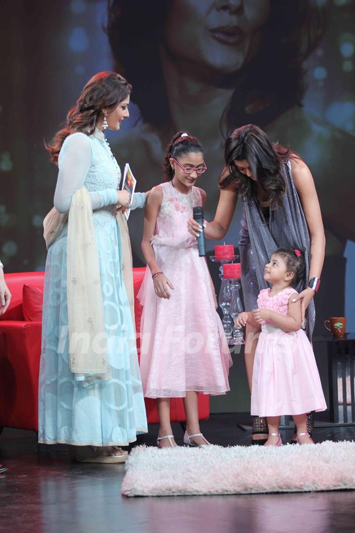 Raveena Tandon & Sushmita Sen with her daughter Aliseh and Renee on the sets of Isi Ka Naam Zindagi