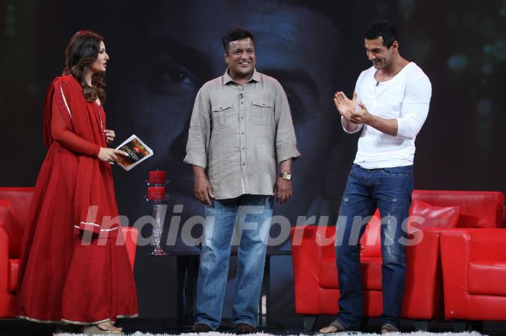 Raveena Tandon, Sanjay Gupta and John Abraham on the sets of Isi Ka Naam Zindagi