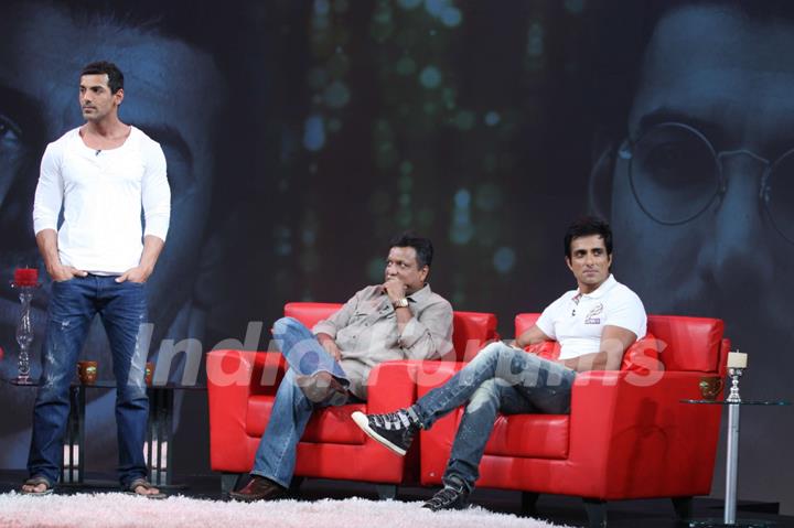 Sonu Sood, Sanjay Gupta & John Abraham on the set of Isi Ka Naam Zindagi
