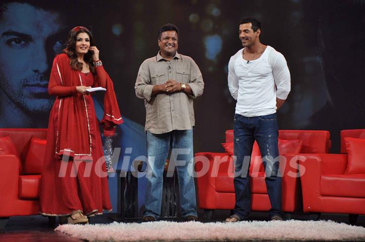 John Abraham, Sanjay Gupta and Raveena Tandon on the sets of NDTV show Issi Ka Naam Zindagi