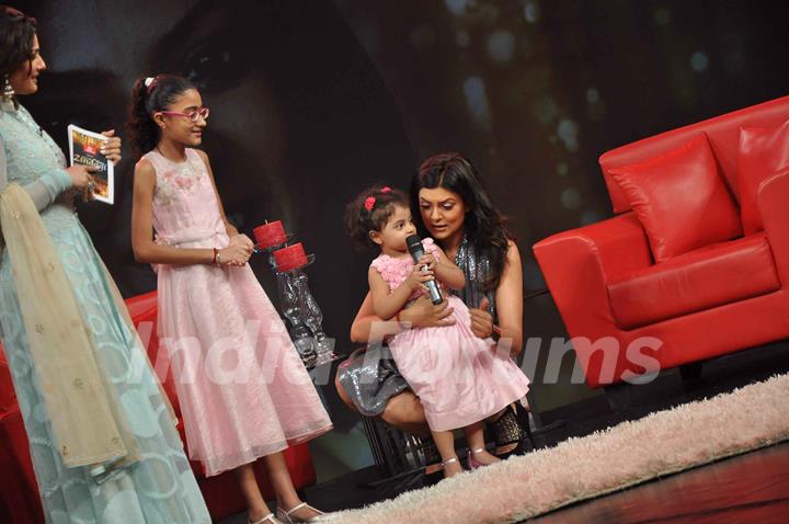 Sushmita Sen with her daughter Aliseh & Renee and Raveena Tandon at the show Issi Ka Naam Zindagi