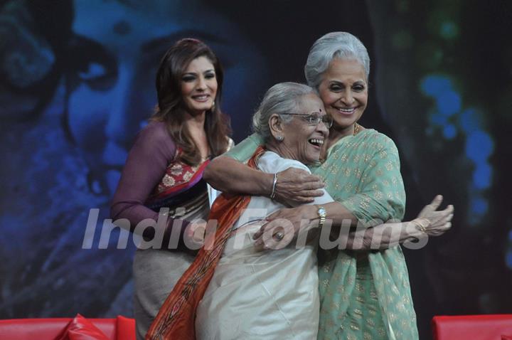 Waheeda Rehman and Raveena Tandon at NDTV chat show Isi Ka Naam Zindagi