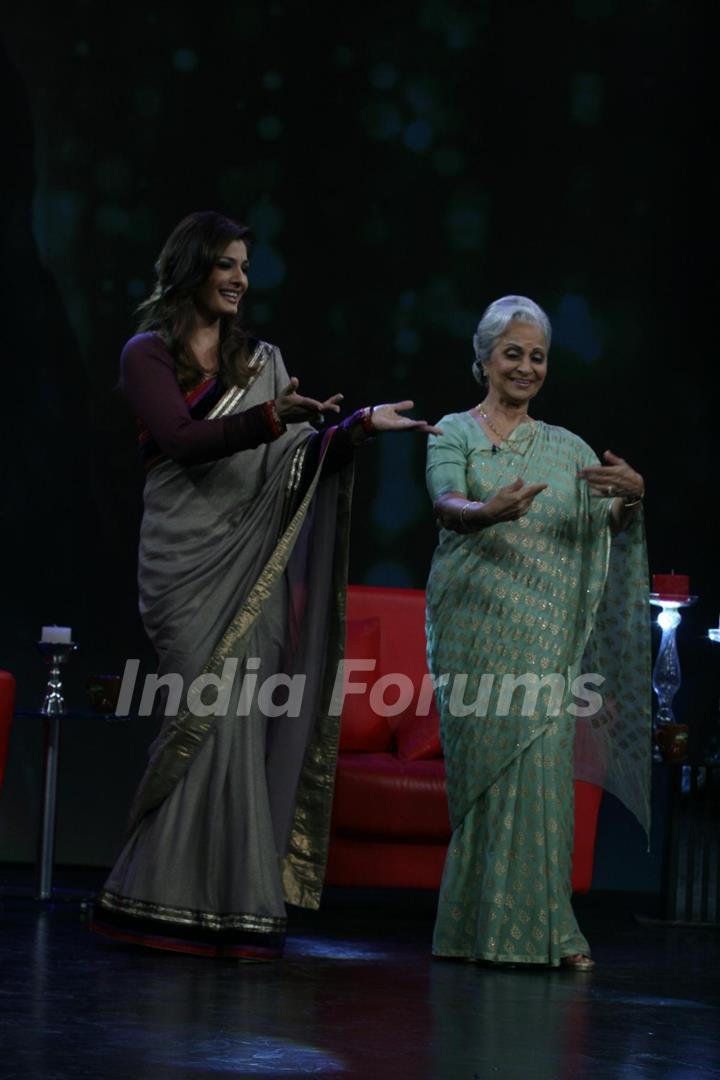 Waheeda Rehman and Raveena Tandon on the set of Issi Ka Naam Zindagi