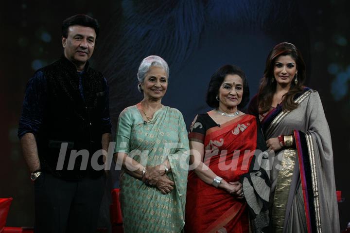 Anu Malik, Waheeda Rehman, Asha Parekh and Raveena Tandon on the sets of Isi Ka Naam Zindagi