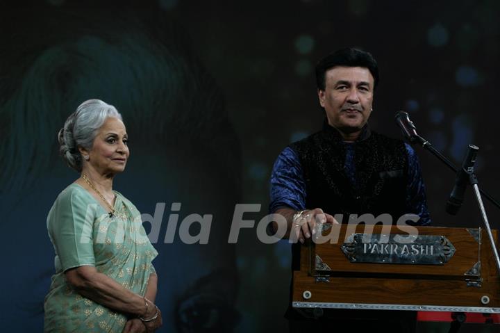 Waheeda Rehman and Anu Malik on the sets of Isi Ka Naam Zindagi