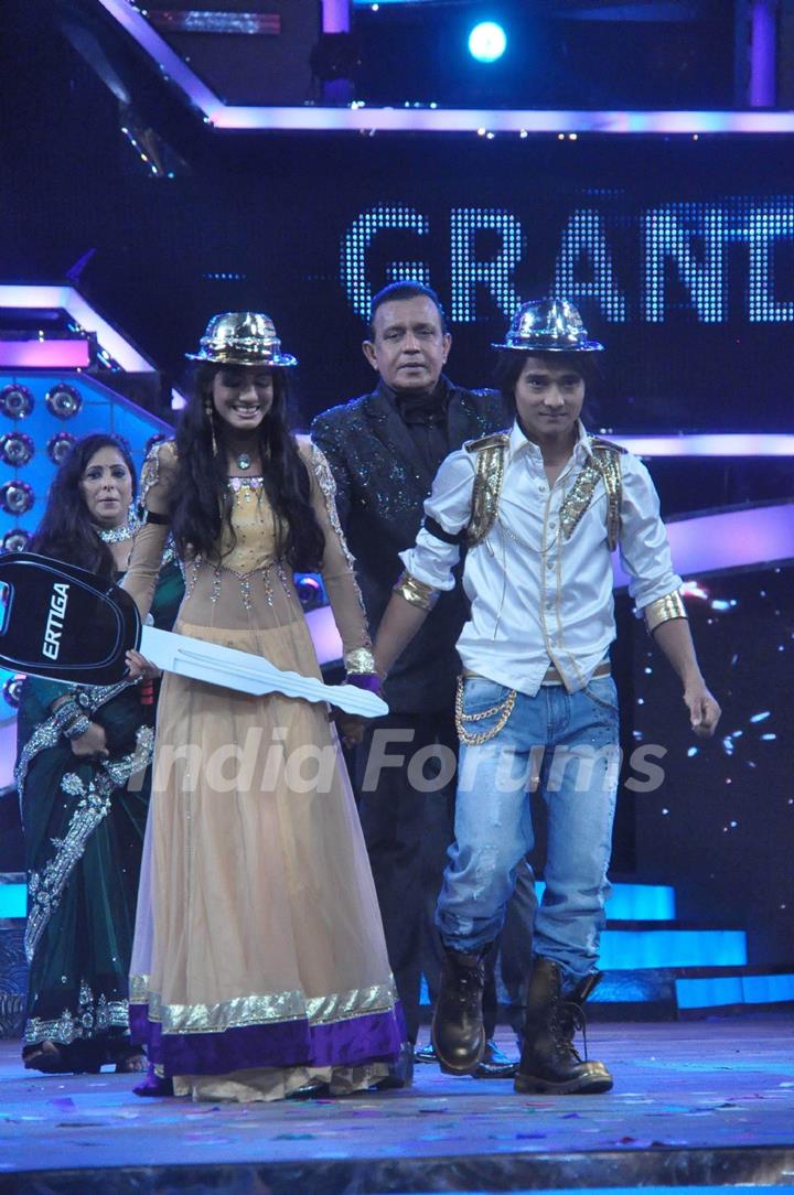 Rajasmita Kar, Pradeep Gurune, Mithun Chakraborty & Geeta Kapur at Dance India Dance grand finale