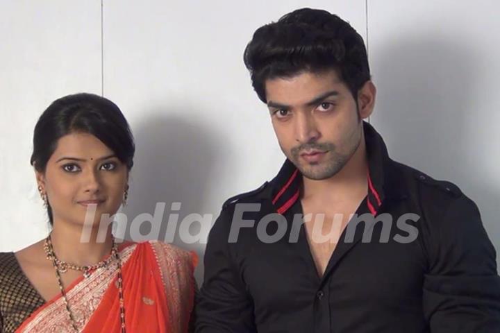 Gurmeet Choudhary and Kratika Sengar as Yash and Aarti