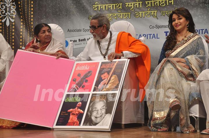 Madhuri Dixit, Lata Mangeshkar and Bal Thackeray at Dinanath Mangeshkar Awards