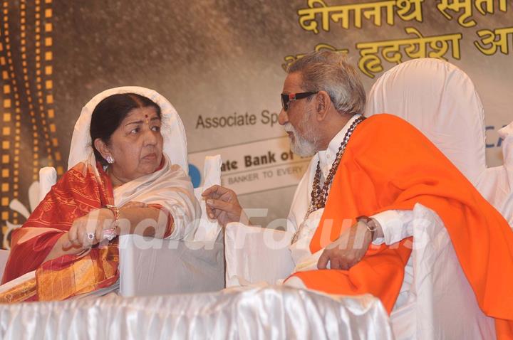 Lata Mangeshkar and Bal Thackeray at Dinanath Mangeshkar Awards