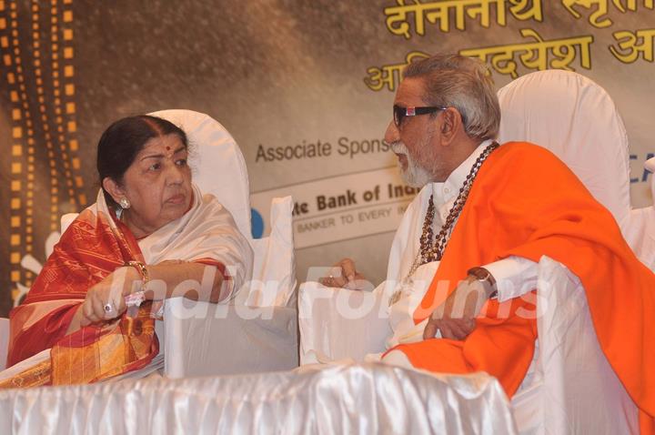 Lata Mangeshkar and Bal Thackeray at Dinanath Mangeshkar Awards