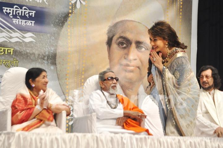 Madhuri Dixit Nene, Balasaheb Thackeray, Lata Mangeshkar at Master Dinanath Mangeshkar Awards 2012