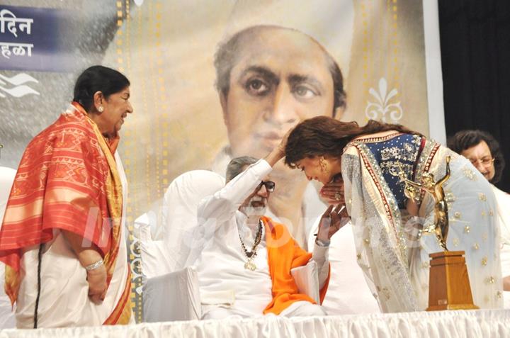 Madhuri Dixit Nene, Balasaheb Thackeray & Lata Mangeshkar at Master Dinanath Mangeshkar Awards 2012