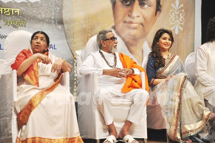 Madhuri Dixit Nene, Balasaheb Thackeray 7 Lata Mangeshkar at Master Dinanath Mangeshkar Awards 2012