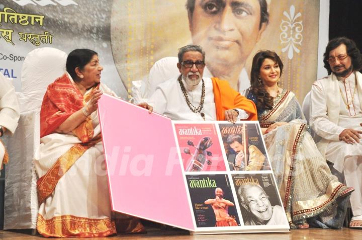 Madhuri Dixit Nene, Balasaheb Thackeray & Lata Mangeshkar at Master Dinanath Mangeshkar Awards 2012