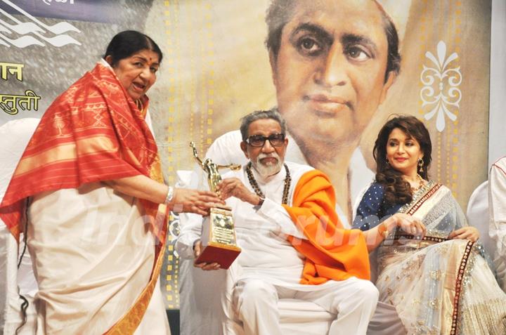 Madhuri Dixit Nene, Balasaheb Thackeray & Lata Mangeshkar at Master Dinanath Mangeshkar Awards 2012