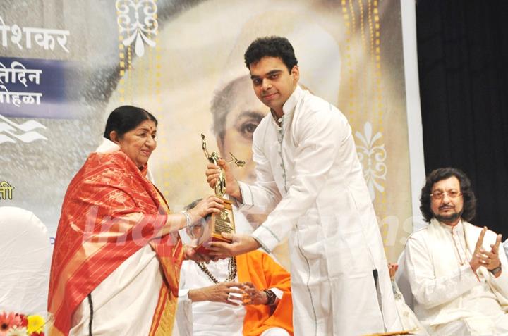 Lata Mangeshkar at Master Dinanath Mangeshkar Awards 2012