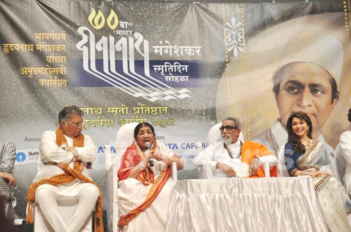 Madhuri Dixit Nene, Balasaheb Thackeray, Lata Mangeshkar at Master Dinanath Mangeshkar Awards 2012