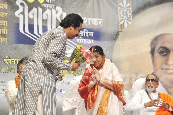 Uddhav Thackeray and Lata Mangeshkar at Master Dinanath Mangeshkar Awards 2012