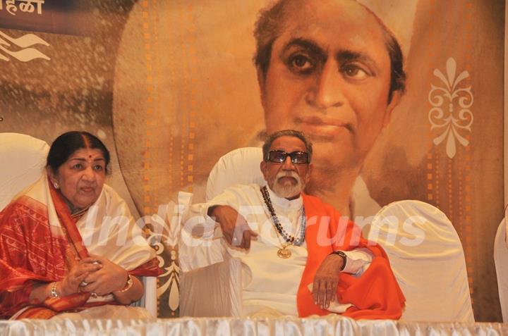 Balasaheb Thackeray and Lata Mangeshkar at Master Dinanath Mangeshkar Awards 2012