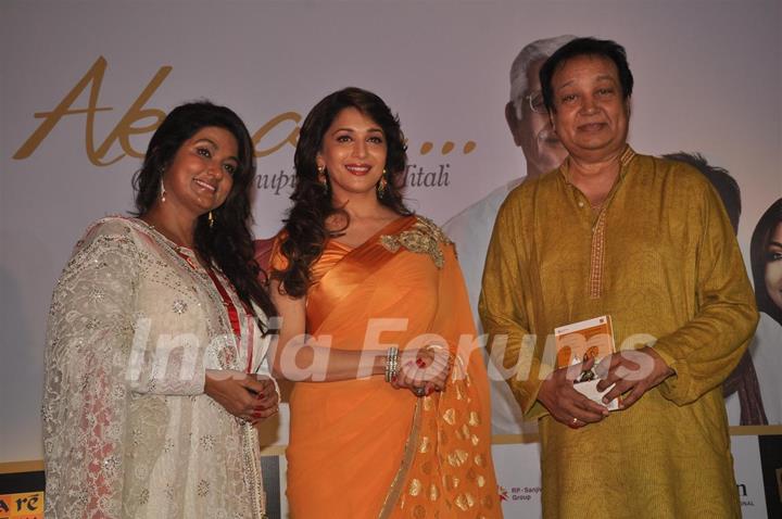 Mitali Sharma, Madhuri Dixit & Bhupinder Singh at Launch of Bhupinder-Mitali-Gulzar's album 'Aksar'