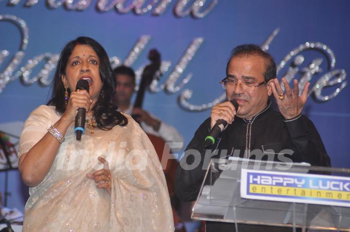 Suresh Wadkar and Kavita Krishnamurthy at Laxmikant Pyarelal night