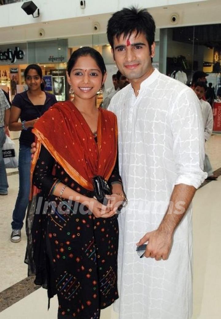 Yashashri Masurkar & Karan Tacker @ Oberoi Mall