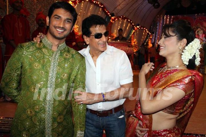 Sushant Singh Rajput, Ankita Lokhande With Jitendra Kapoor