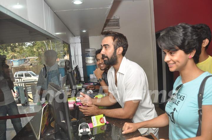 Ranvir Shorey and Gul Panag at Fatso stars sell tickets at PVR