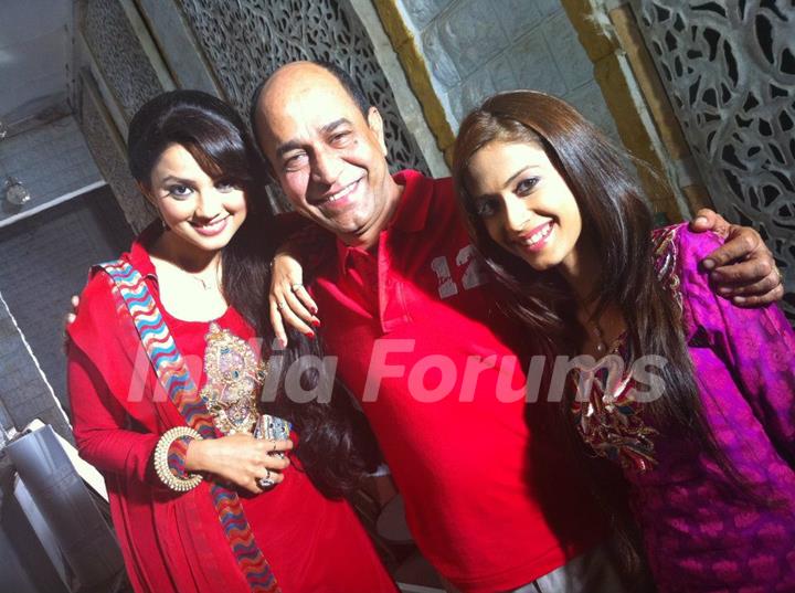 Dimple and Adaa with SP Lalwani on sets of Amrit Manthan