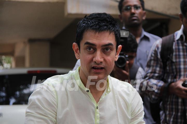 Aamir Khan holds press meet regarding his TV show Satyamev Jayate at his house on sunday