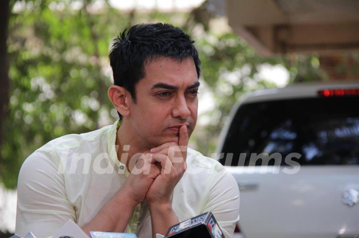 Aamir Khan holds press meet regarding his TV show Satyamev Jayate at his house on sunday