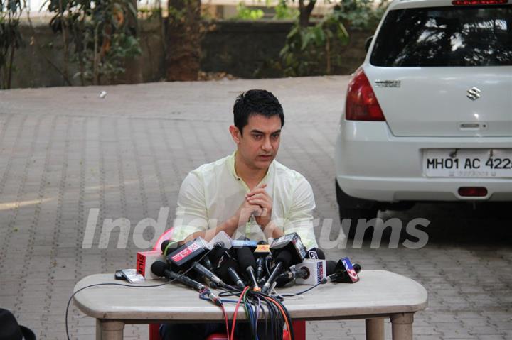 Aamir Khan holds press meet regarding his TV show Satyamev Jayate at his house on sunday