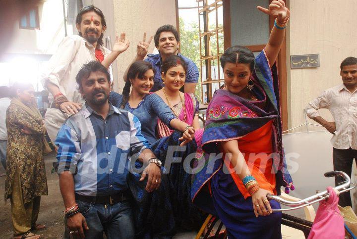Rati Pandey offscreen photo from Hitler didi set with co-stars