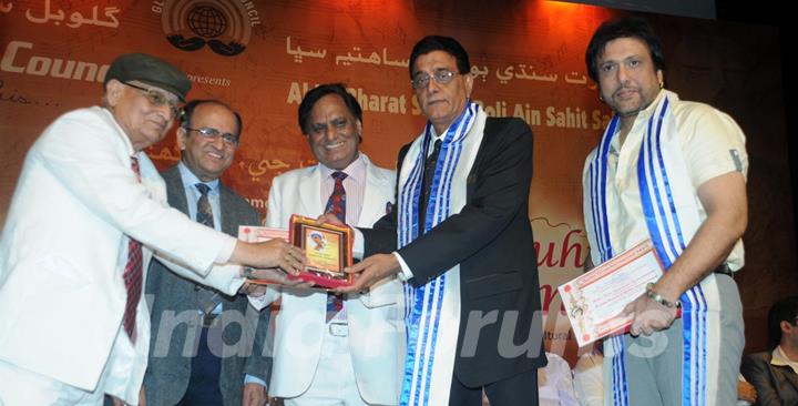Anthony, Lachhman Chatnani & Ram Jawhrani aw arding Chandru Punjabi & Govinda at Mother Teresa Award