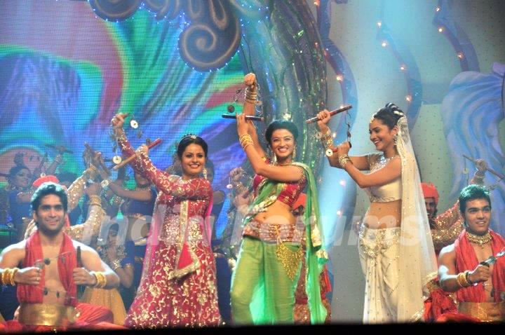 Ankita Lokhande, Suhasi Dhami and Binny Sharma Performing At Gold Awards