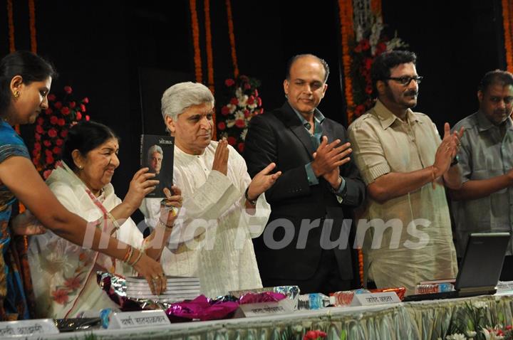 Varsha Satpalkar, Lata Mangeshkar, Javed Akhtar at Javed Akhtar's first book ‘Tarkash’ launch