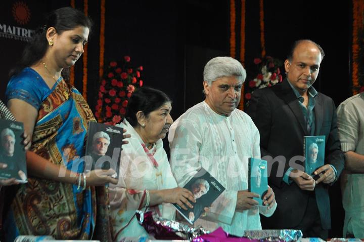 Varsha Satpalkar, Lata Mangeshkar, Javed Akhtar at Javed Akhtar's first book ‘Tarkash’ launch