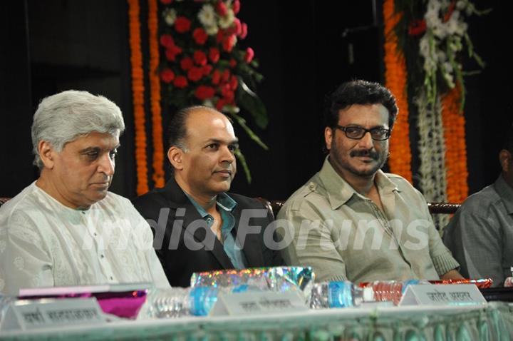 Javed Akhtar, Ashutosh Gowarikar and Milind Gunaji at Javed Akhtar's first book ‘Tarkash’ launch