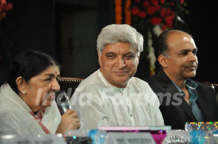 Lata Mangeshkar, Javed Akhtar and Ashutosh Gowarikar at Javed Akhtar's first book ‘Tarkash’ launch