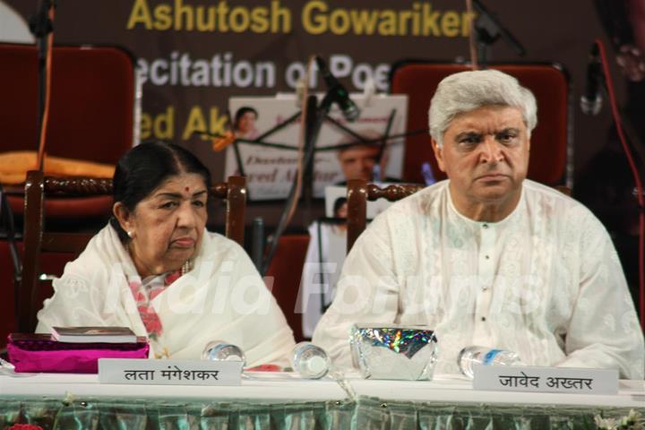 Lata Mangeshkar and Javed Akhtar at Javed Akhtar's first book ‘Tarkash’ launch