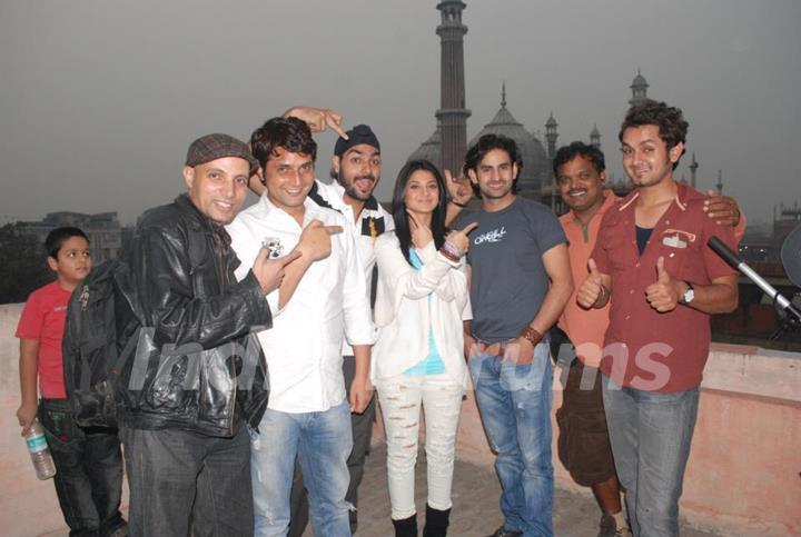 Jennifer Winget and other cast members of Love Kiya aur lag gayee in Delhi