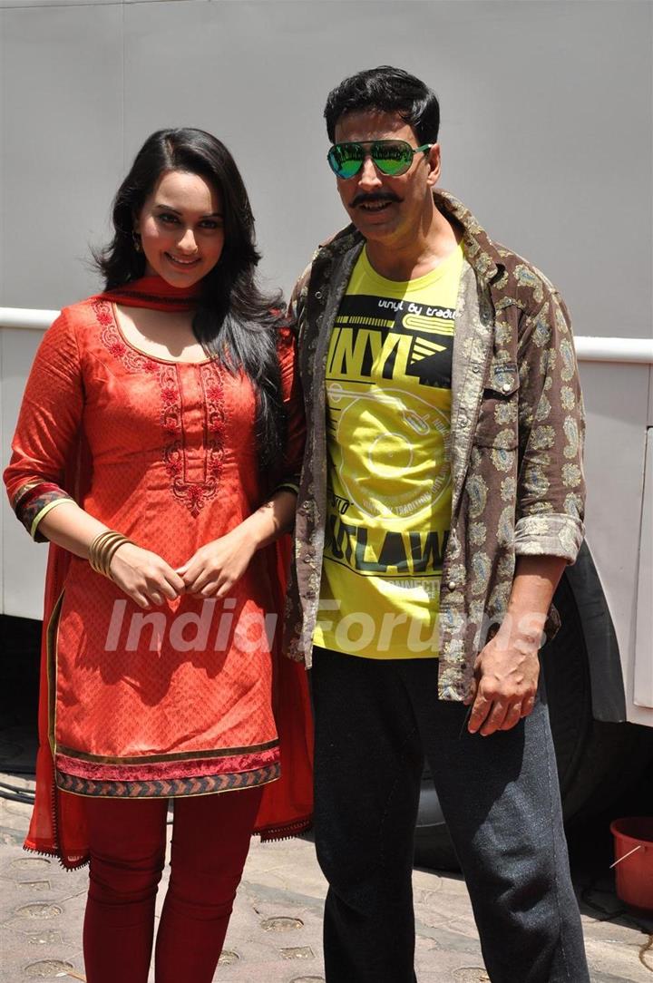 Akshay Kumar and Sonakshi Sinha promote Rowdy Rathore on CID