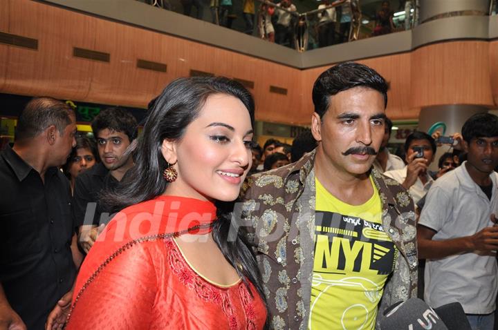 Akshay Kumar and Sonakshi Sinha promote Rowdy Rathore on CID