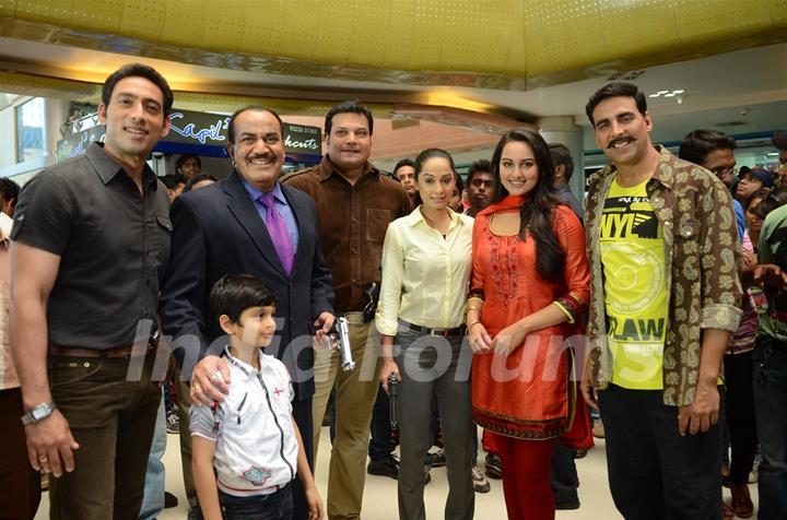 Akshay Kumar and Sonakshi Sinha promote Rowdy Rathore on CID