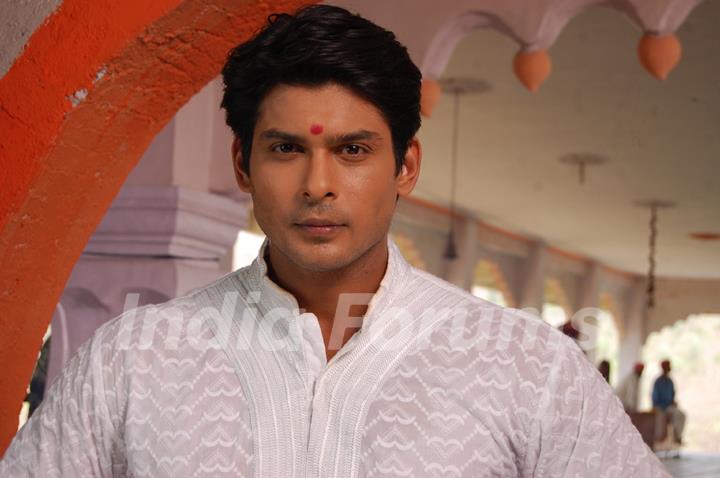 Siddharth Shukla on the sets of Balika Vadhu