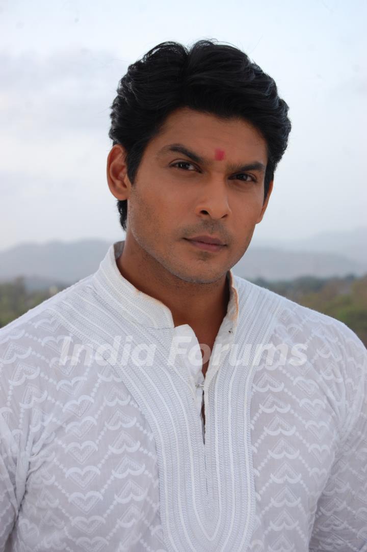 Siddharth Shukla on the sets of Balika Vadhu