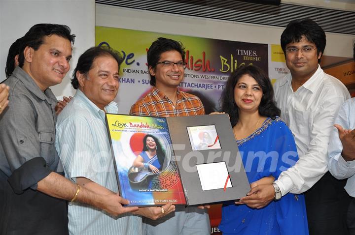 Anup Jalota,Lalit Pandit, Sucheta, Shaan at album launch Love Bandish Bliss by Sucheta Bhattacharjee