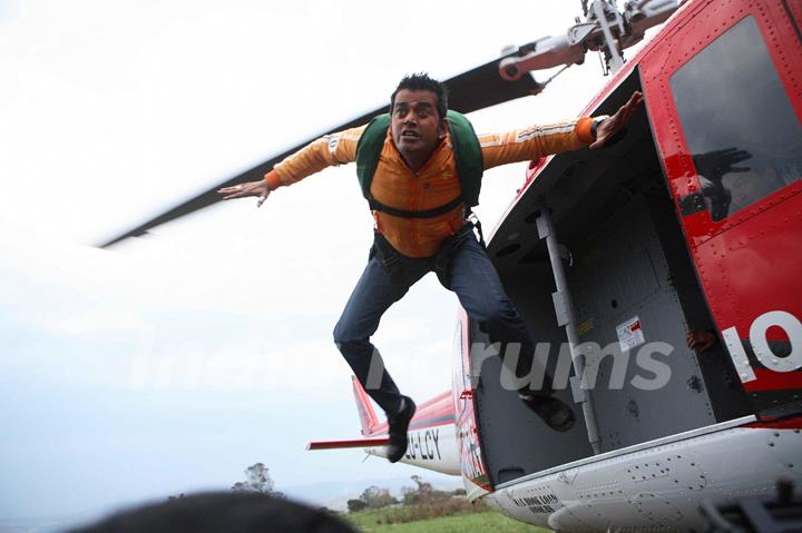 Ravi Kissen jumping from Helicopter