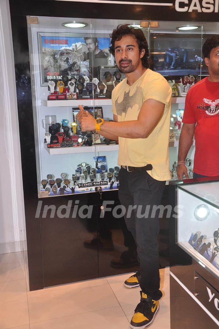 Bollywood actor Ranvijay promoted Casio watches at Oberoi Mall. .