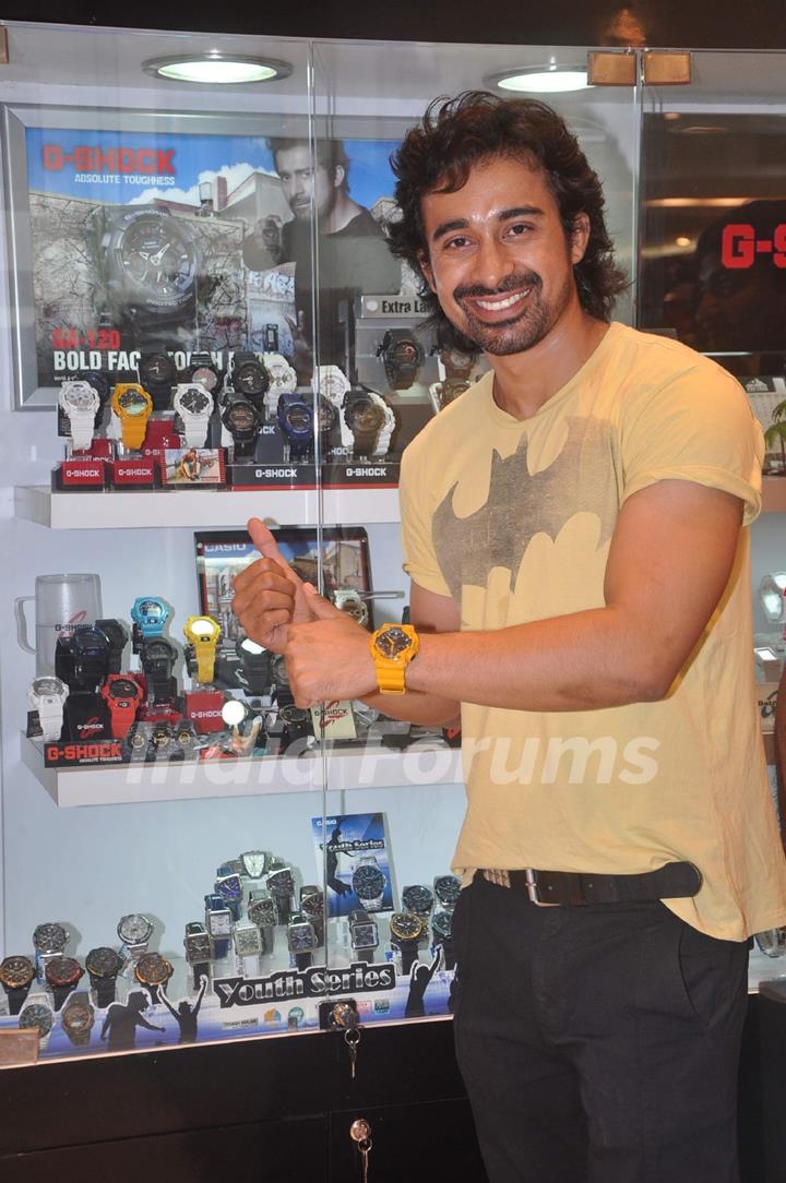 Ranvijay promotes a watch at Oberoi Mall, Goregaon, Mumbai – Dumkhum®